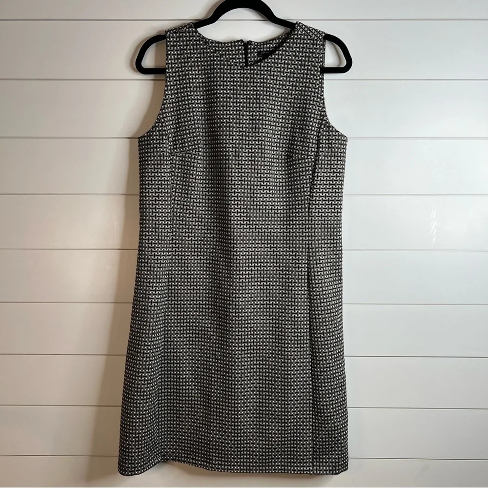 Ann Taylor Black Cream Sleeveless Lined‎ Zippered Mini Dress. Size Medium.